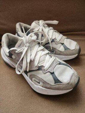 Men's Nikes Size 8.5
